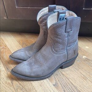 Frye Billy Pull On Taupe Leather Cowboy Short Boot